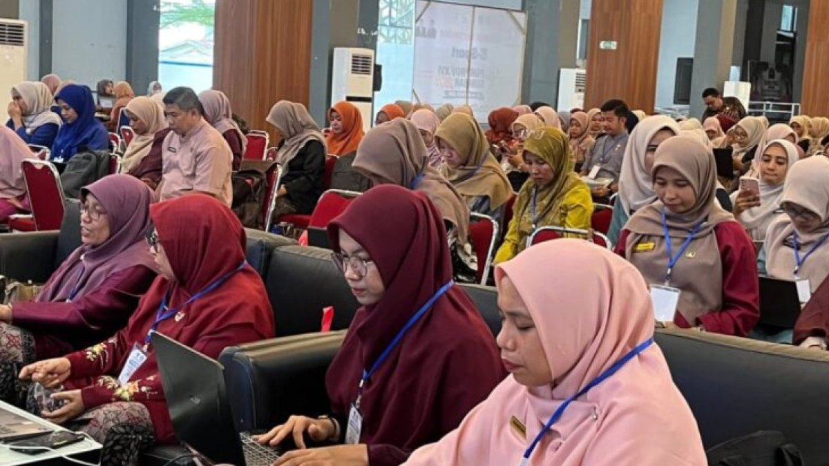 pemko-padang-latih-ratusan-guru,-kembangkan-konten-digital-pendidikan Guru SMP di Kota Padang mengikuti pelatihan pengembangan konten digital dan pemanfaatan AI di Youth Center.