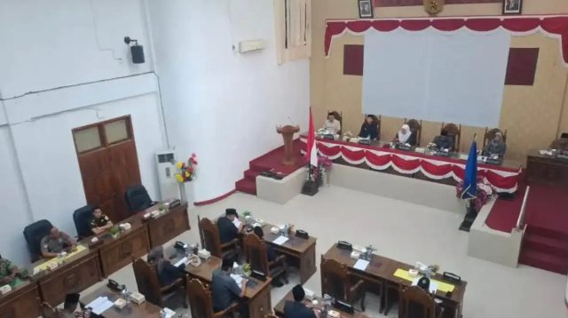 Wali Kota Sawahlunto menyampaikan nota penjelasan Rancangan APBD 2027 dalam rapat paripurna di gedung DPRD Kota Sawahlunto.