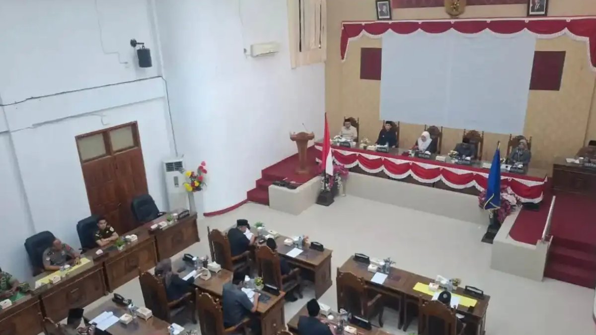 pemko-sawahlunto-proyeksikan-pendapatan-daerah-capai-rp-498-miliar-di-2027 Wali Kota Sawahlunto menyampaikan nota penjelasan Rancangan APBD 2027 dalam rapat paripurna di gedung DPRD Kota Sawahlunto.