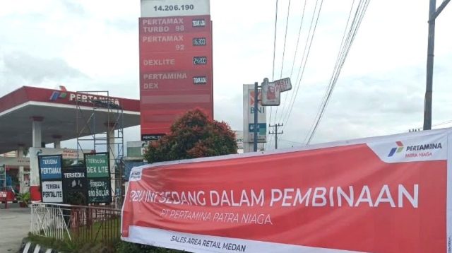 Garis polisi terpasang di SPBU yang dihentikan operasionalnya oleh Pertamina di Serdang Bedagai akibat dugaan kecurangan.