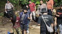 Polisi mengamankan barang bukti hasil curian komponen alat deteksi dini banjir (EWS) dari tangan pelaku di Kota Padang.