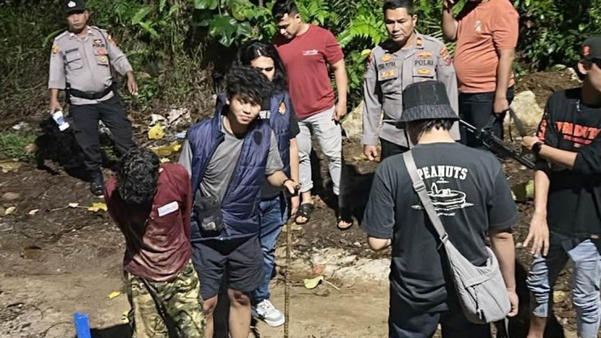 resmob-polda-sumbar-ringkus-terduga-pelaku-pencurian-komponen-alat-pendeteksi-banjir-di-padang Polisi mengamankan barang bukti hasil curian komponen alat deteksi dini banjir (EWS) dari tangan pelaku di Kota Padang.