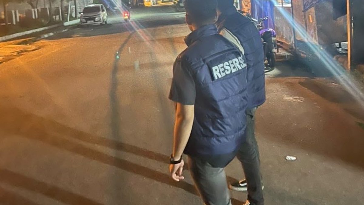 jaga-kondusivitas-kota-padang,-tim-pagar-polda-sumbar-persempit-ruang-gerak-pelaku-kejahatan Personel Polda Sumbar melakukan patroli malam menggunakan kendaraan dinas untuk mencegah kejahatan jalanan di Kota Padang.