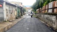 Petugas Dinas PUPR Kota Padang sedang melakukan penambalan jalan rusak di kawasan Kampung Jao, Padang.