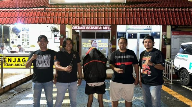 Tim Klewang Polresta Padang mengamankan residivis pencuri ponsel di kawasan Plaza Andalas, Kota Padang.
