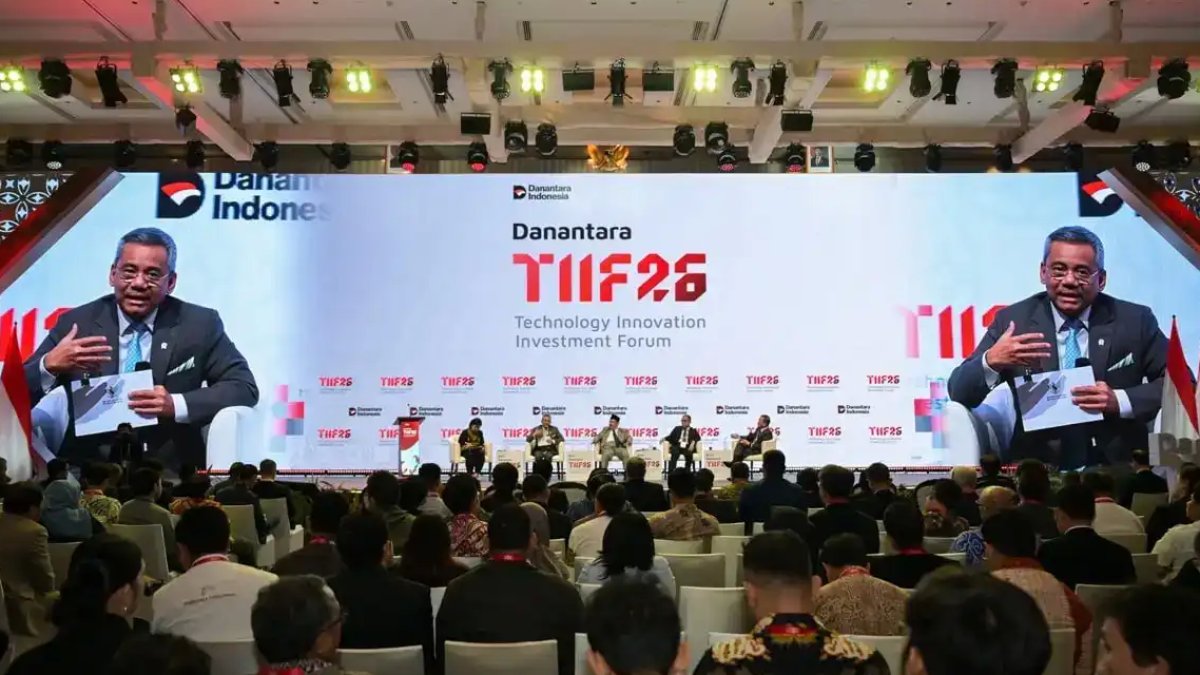 menkeu-suahasil-nazara-tekankan-sinergi-apbn-dan-danantara-untuk-pembangunan Suahasil Nazara berbicara mengenai sinergi APBN dan Danantara dalam forum investasi untuk pembangunan nasional.