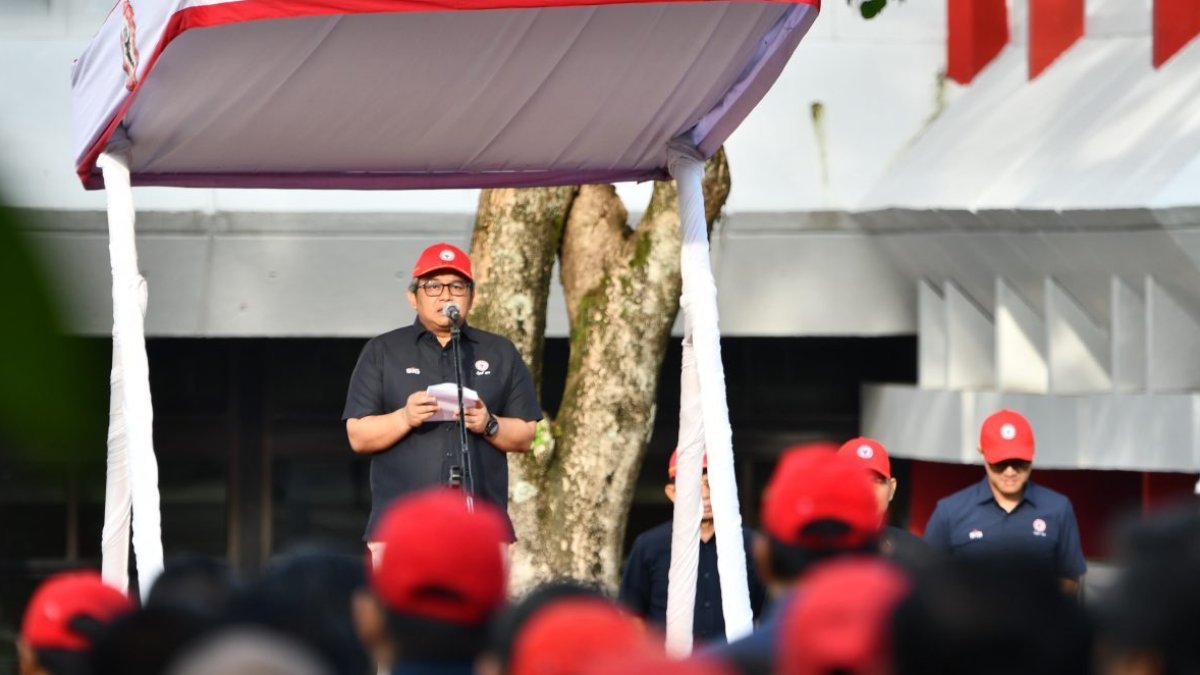 Upacara peringatan Hari Sumpah Pemuda ke-98 oleh karyawan dan jajaran pimpinan PT Semen Padang di Padang.