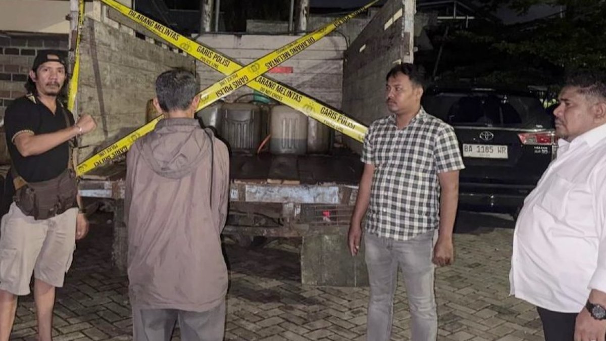 polres-pariaman-ungkap-dugaan-penimbunan-bbm-bersubsidi,-360-liter-bio-solar-diamankan Polisi mengamankan truk dan jerigen berisi BBM solar ilegal hasil sitaan di kediaman pelaku di Pariaman.