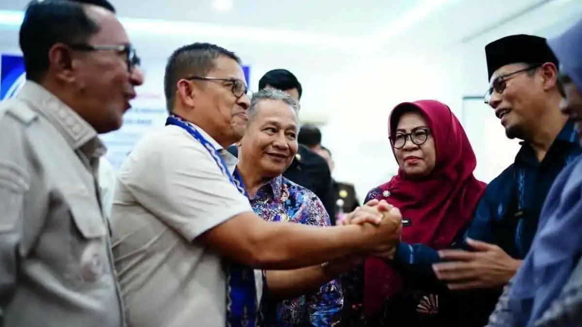 pemkab-tanah-datar-dan-kejati-sumbar-perkuat-tata-kelola-pemerintahan Bupati Tanah Datar dan Wakajati Sumbar dalam rapat koordinasi pengelolaan keuangan daerah di aula Kantor Bupati.