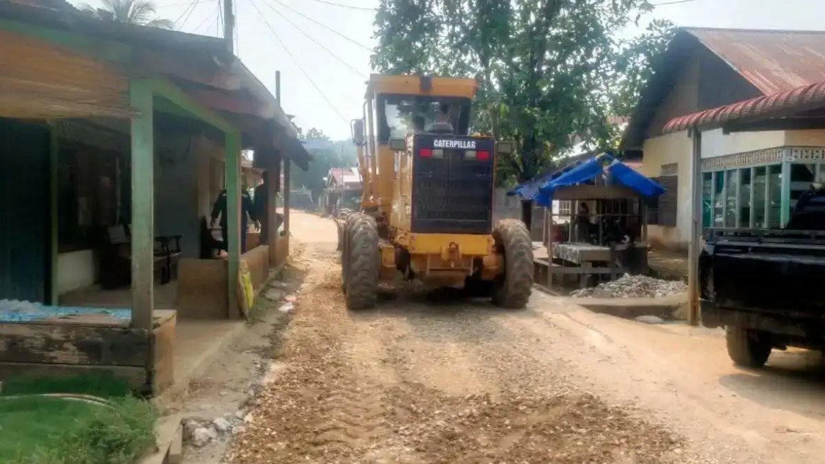 pemkab-dharmasraya-gelontorkan-rp-14-miliar-untuk-pembangunan-asam-jujuhan Bupati Dharmasraya Annisa Suci Ramadhani meninjau lokasi pembangunan infrastruktur di Kecamatan Asam Jujuhan.