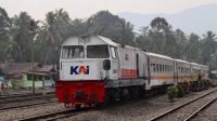 Kereta api KAI Divre II Sumatera Barat melayani penumpang di stasiun untuk mendukung konektivitas dan ekonomi daerah.