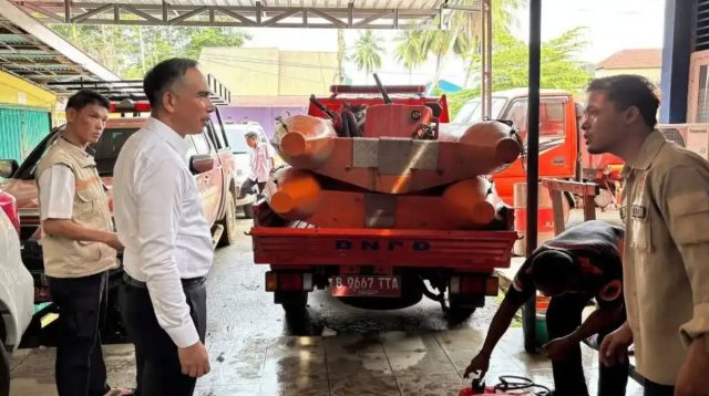 Sekda Dharmasraya meninjau kesiapan armada dan peralatan tanggap darurat BPBD untuk antisipasi banjir musim hujan.