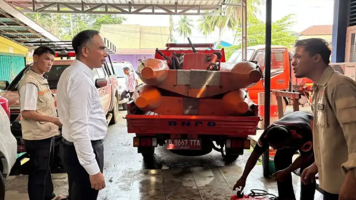 Sekda Dharmasraya meninjau kesiapan armada dan peralatan tanggap darurat BPBD untuk antisipasi banjir musim hujan.