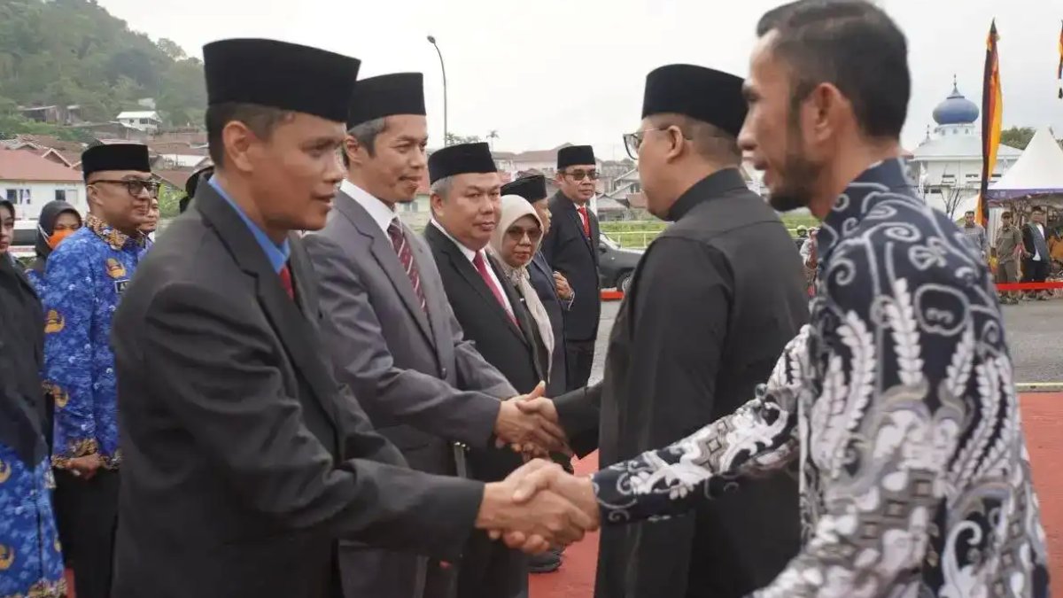 Wali Kota Padang Panjang Hendri Arnis melantik 33 pejabat baru di Lapangan Bancalaweh untuk memperkuat kinerja birokrasi.