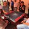 Kapolsek Nanggalo bersama warga sedang bermain domino dalam turnamen untuk mempererat hubungan masyarakat.