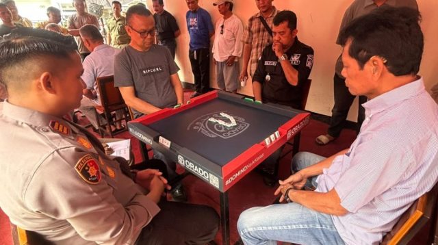 Kapolsek Nanggalo bersama warga sedang bermain domino dalam turnamen untuk mempererat hubungan masyarakat.