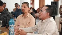 bupati-tanah-datar-perkuat-sinergi-dengan-bea-cukai-teluk-bayur Bupati Tanah Datar Eka Putra berdiskusi dengan Kepala Bea Cukai Teluk Bayur terkait peluang ekspor produk UMKM daerah.