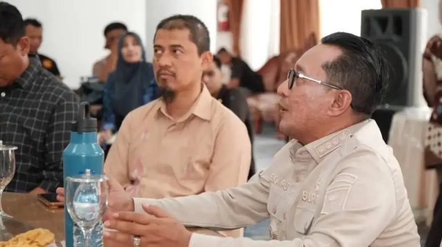Bupati Tanah Datar Eka Putra berdiskusi dengan Kepala Bea Cukai Teluk Bayur terkait peluang ekspor produk UMKM daerah.