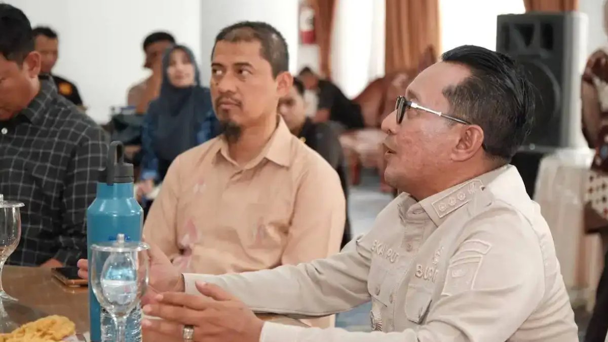 Bupati Tanah Datar Eka Putra berdiskusi dengan Kepala Bea Cukai Teluk Bayur terkait peluang ekspor produk UMKM daerah.