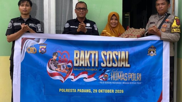 Personel Humas Polresta Padang sedang melaksanakan kegiatan bakti sosial dan donor darah dalam rangka HUT Humas Polri.