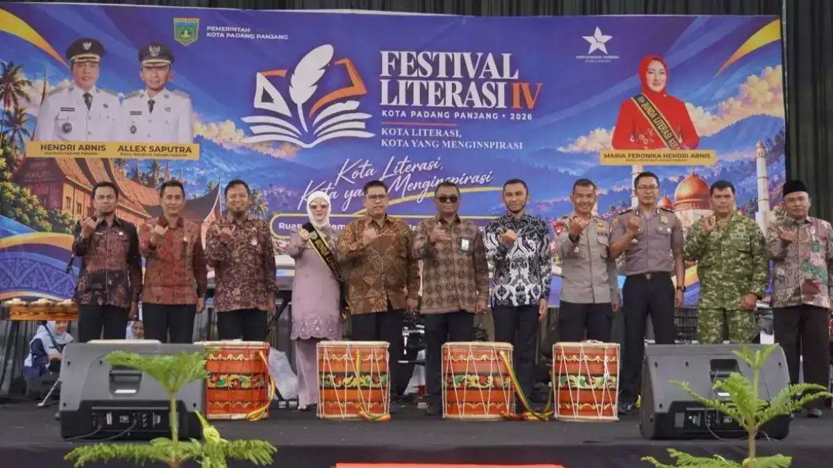 festival-literasi-iv-padang-panjang-dibuka,-gerakan-membaca-1-1-1-dan-pamenan-resmi-diluncurkan Pembukaan Festival Literasi IV Padang Panjang dengan peluncuran program inovasi literasi di Lapangan Bancalaweh.