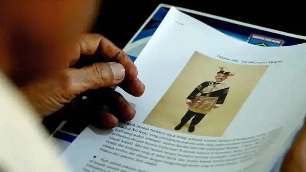 pemkab-solsel-dokumentasikan-sejarah-dan-filosofi-pakaian-adat-daerah Peserta FGD penyusunan buku sejarah dan filosofi pakaian adat di Aula Disparbudpora Solok Selatan.