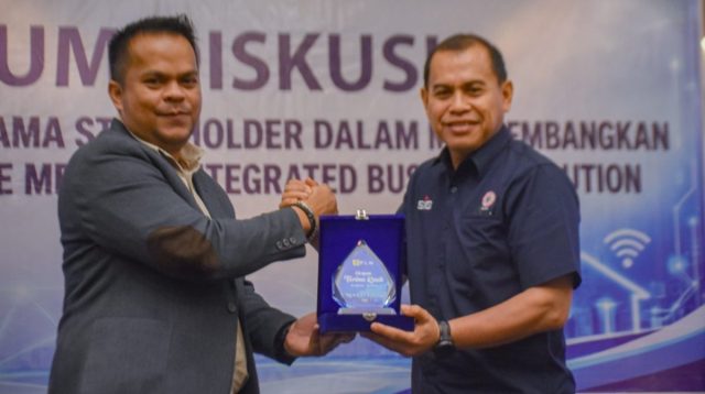 Perwakilan PT Semen Padang dan PLN Group bersinergi dalam program bundling material SEPABLOCK dan tambah daya listrik gratis.