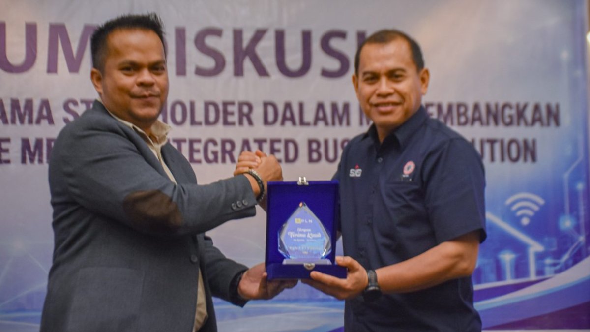 sinergi-bumn,-pt-semen-padang-dan-pln-group-hadirkan-paket-sepablock-bebas-biaya-tambah-daya-listrik Perwakilan PT Semen Padang dan PLN Group bersinergi dalam program bundling material SEPABLOCK dan tambah daya listrik gratis.