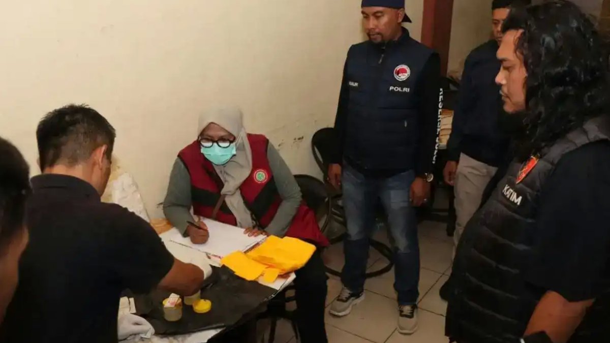 Petugas gabungan Polres Solok Kota melakukan pemeriksaan di tempat hiburan malam untuk menertibkan narkoba dan miras.