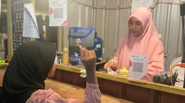 Pedagang UMKM di Nagari Creative Hub menggunakan layanan pembayaran QRIS dari Bank Nagari untuk transaksi nontunai.