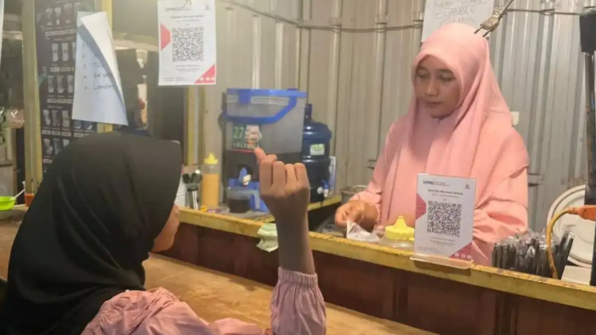 Pedagang UMKM di Nagari Creative Hub menggunakan layanan pembayaran QRIS dari Bank Nagari untuk transaksi nontunai.