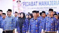 Wali Kota Solok Ramadhani Kirana Putra melantik 53 pejabat manajerial di Balai Kota Solok.