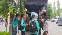 asyik-main-domino-saat-jam-sekolah,-5-pelajar-berseragam-di-padang-diangkut-satpol-pp Lima pelajar berseragam sekolah diamankan petugas Satpol PP Padang saat terjaring razia bolos sekolah di sebuah warung.