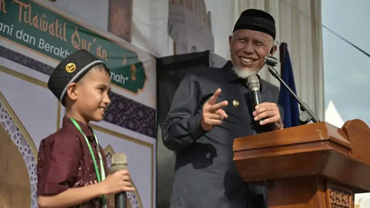 buka-mtq-ke-46-sawahlunto,-gubernur-mahyeldi-ajak-masyarakat-bumikan-al-qur’an Gubernur Mahyeldi saat memberikan sambutan dalam pembukaan MTQ ke-46 tingkat Kota Sawahlunto.