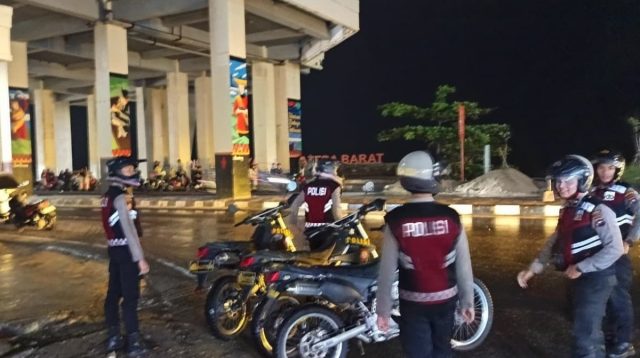 Personel Ditsamapta Polda Sumbar melakukan patroli dialogis untuk menjaga keamanan dan ketertiban di Kota Padang.