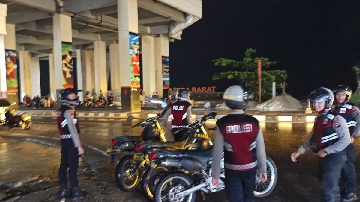 intensifkan-patroli-di-kota-padang,-ditsamapta-polda-sumbar-pastikan-situasi-kondusif Personel Ditsamapta Polda Sumbar melakukan patroli dialogis untuk menjaga keamanan dan ketertiban di Kota Padang.