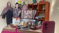 Pelaku UMKM Citra Batik Dharmasraya melakukan sesi siaran langsung TikTok di Nagari Creative Hub Sungai Duo.