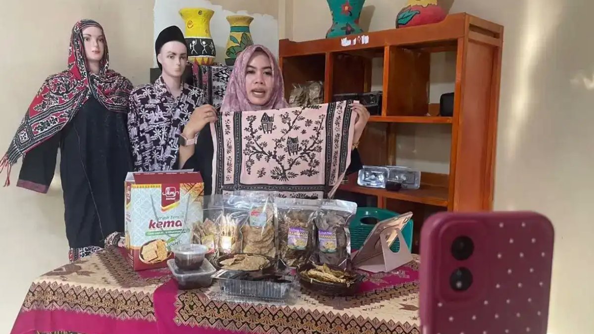 belum-rilis,-nch-nagari-sungai-duo-sudah-cetak-omzet-harian Pelaku UMKM Citra Batik Dharmasraya melakukan sesi siaran langsung TikTok di Nagari Creative Hub Sungai Duo.