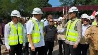 Dony Oskaria dan Andre Rosiade meninjau progres pembangunan Stadion Haji Agus Salim di Padang untuk memastikan kualitas terba