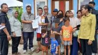 Petugas Dinas Sosial Kota Padang mendampingi keluarga terlantar asal Bogor saat proses pemulangan ke kampung halaman.