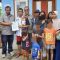 Petugas Dinas Sosial Kota Padang mendampingi keluarga terlantar asal Bogor saat proses pemulangan ke kampung halaman.
