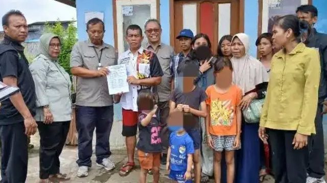 Petugas Dinas Sosial Kota Padang mendampingi keluarga terlantar asal Bogor saat proses pemulangan ke kampung halaman.