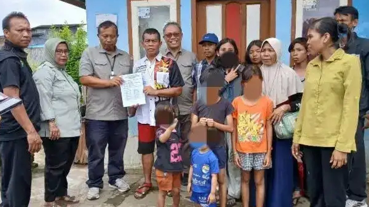 dinsos-kota-padang-fasilitasi-pemulangan-keluarga-terlantar-asal-bogor Petugas Dinas Sosial Kota Padang mendampingi keluarga terlantar asal Bogor saat proses pemulangan ke kampung halaman.