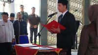 Wali Kota Sawahlunto Riyanda Putra melantik 63 PNS baru dalam prosesi pengambilan sumpah di Rumah Dinas Wali Kota.