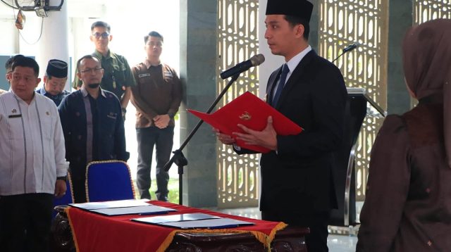 Wali Kota Sawahlunto Riyanda Putra melantik 63 PNS baru dalam prosesi pengambilan sumpah di Rumah Dinas Wali Kota.