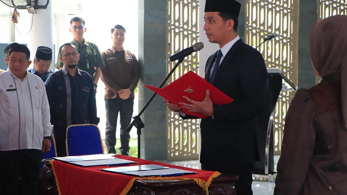 Wali Kota Sawahlunto Riyanda Putra melantik 63 PNS baru dalam prosesi pengambilan sumpah di Rumah Dinas Wali Kota.