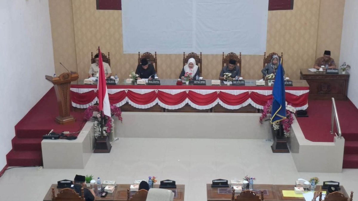 Wali Kota Sawahlunto menyampaikan Nota Penjelasan Rancangan APBD 2027 dalam Rapat Paripurna DPRD.