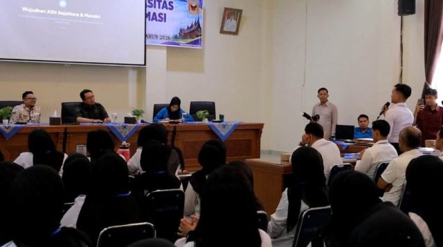 Wakil Bupati Tanah Datar Ahmad Fadly memberikan materi pembekalan peningkatan kapasitas dan integritas kepada ASN baru.