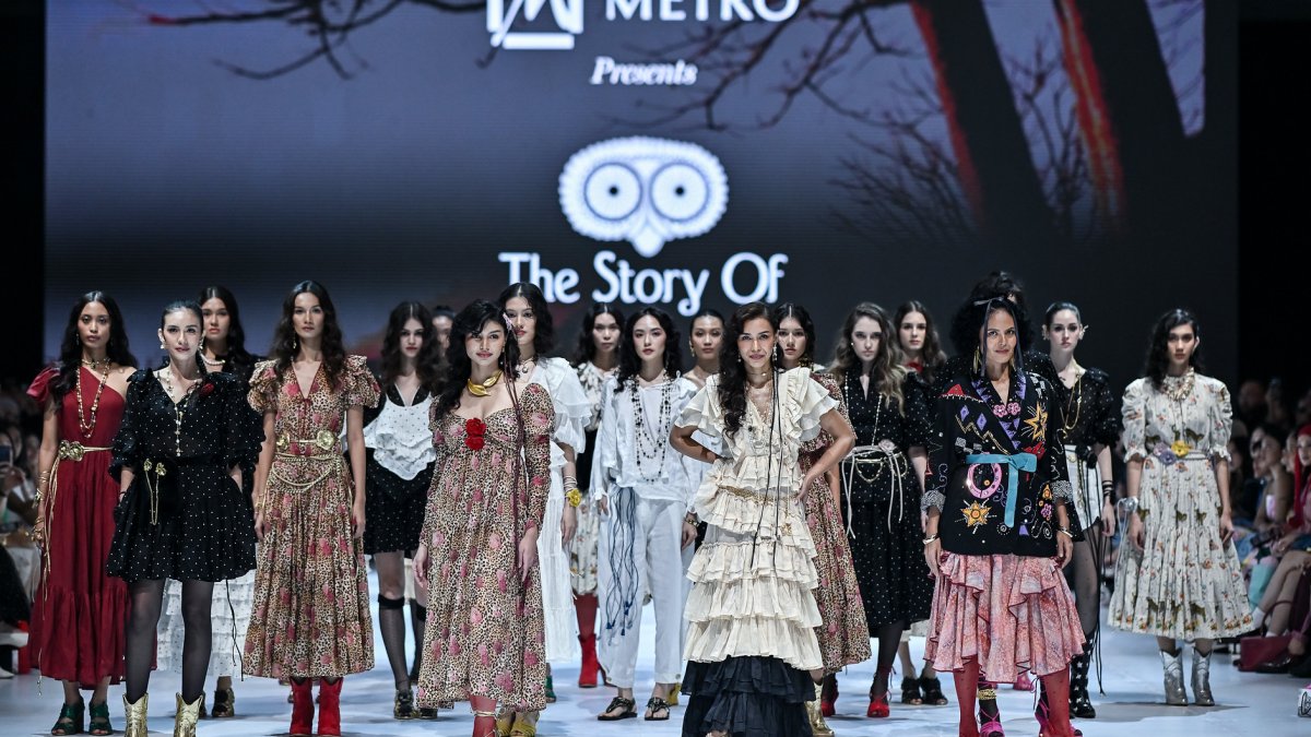 Peragaan busana koleksi ROMANTICIST hasil kolaborasi METRO Department Store dan The Story Of di Jakarta Fashion Week 2027.