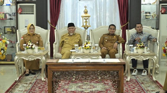Gubernur Sumatera Barat Mahyeldi memberikan keterangan terkait perpanjangan operasional TPA Regional Solok hingga tahun 2027.